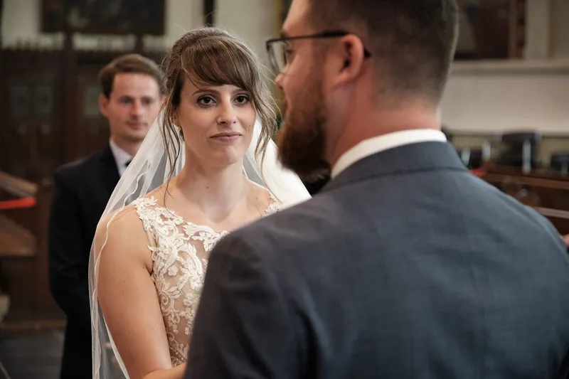 Milou en Barry kijken elkaar aan voor het altaar