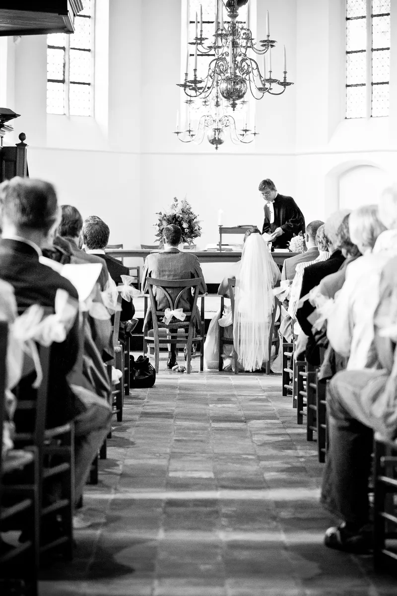 Het middenpad van de Sypekerk met het bruidspaar voorin, in zwart-wit