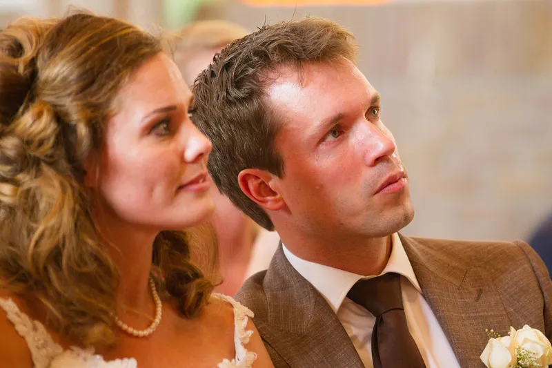 Debora en Joris luisteren tijdens de inzegening