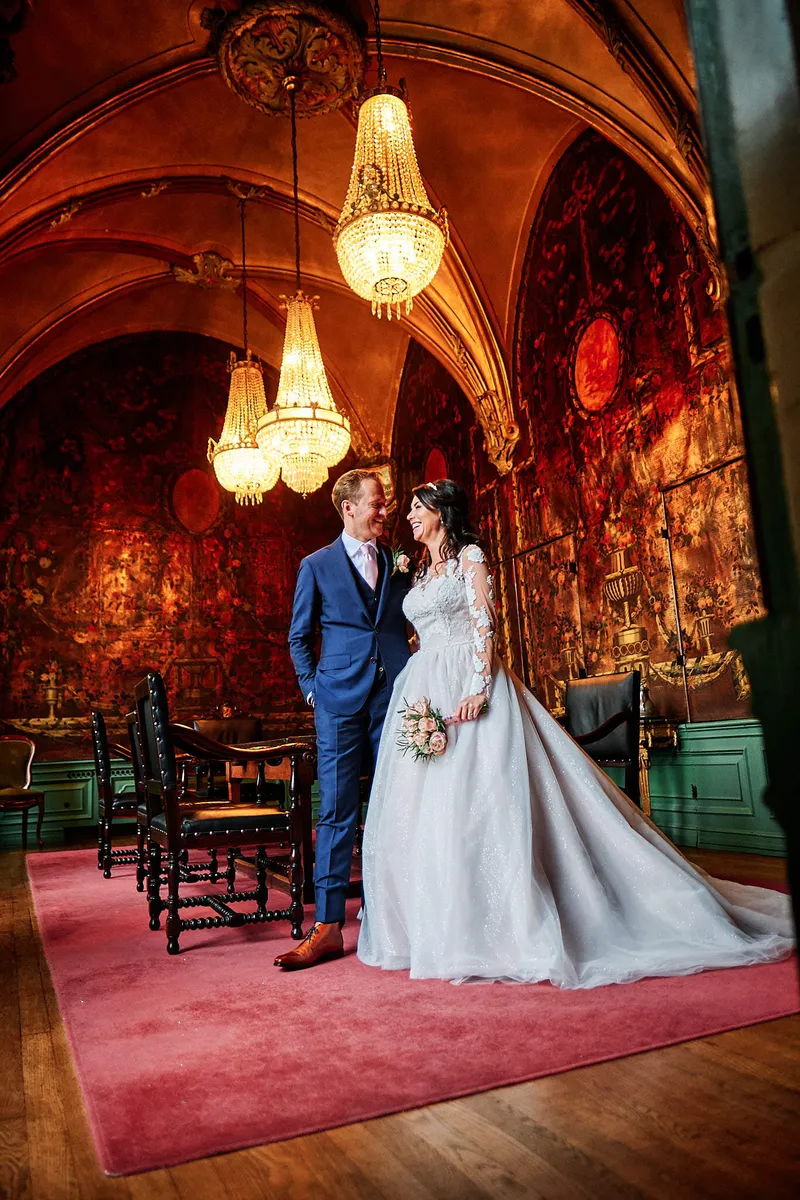 Kimberley en Mike op de rode loper onder de kroonluchters