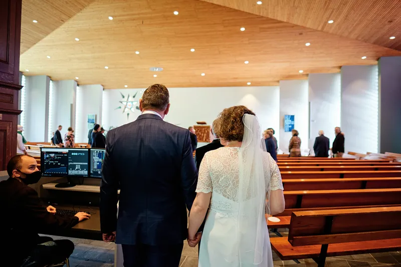 Jakob en Janneke lopen de kerk binnen