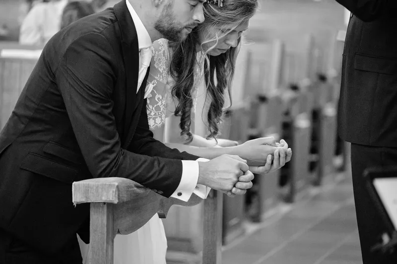 Simon en Mariëth in de kerkbank, zwart-wit