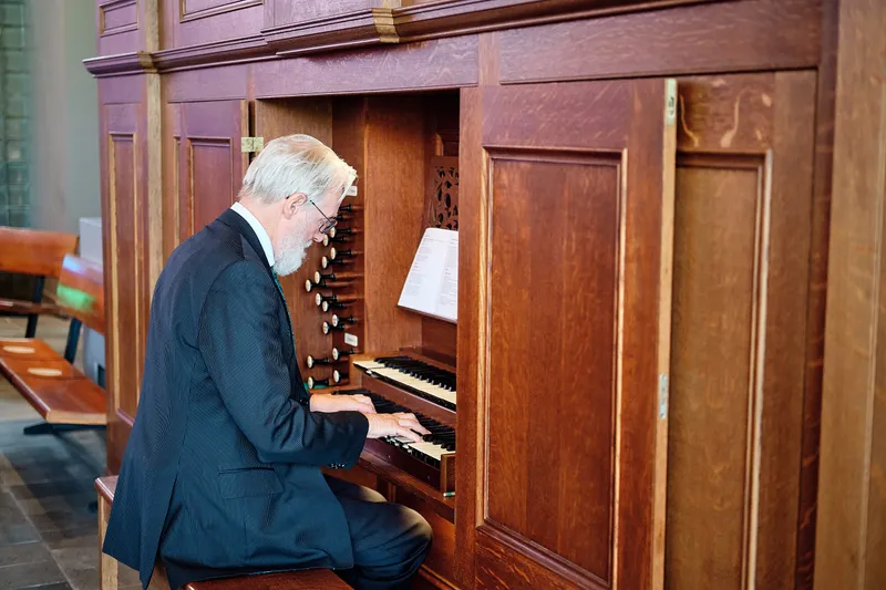 De organist achter het orgel