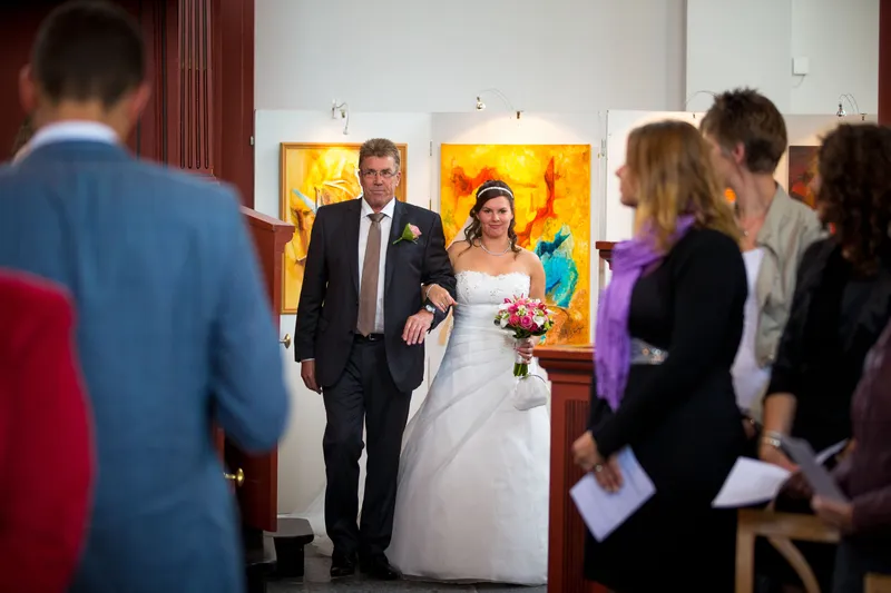 Annika komt aan de arm van haar vader de kerk in