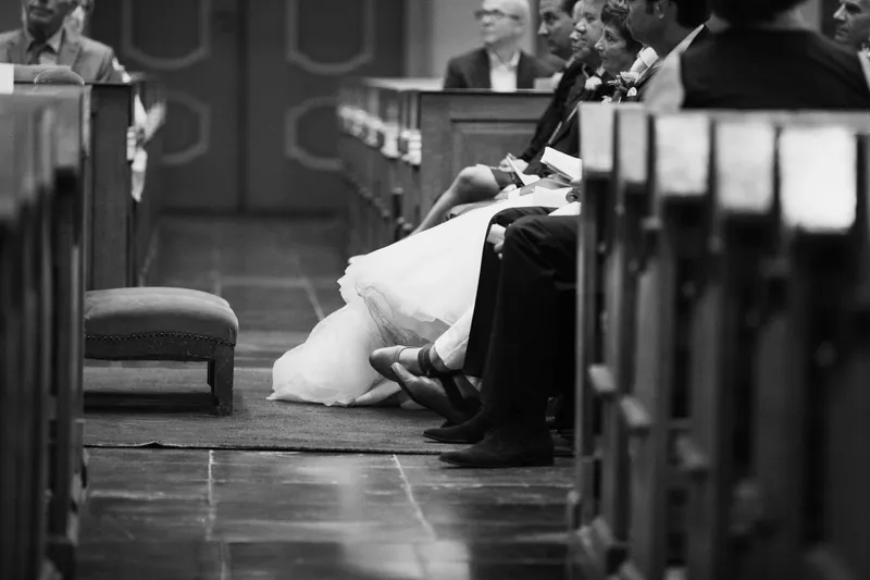 De sleep van Linda tussen de kerkbanken