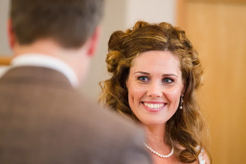 Debora lacht naar Joris