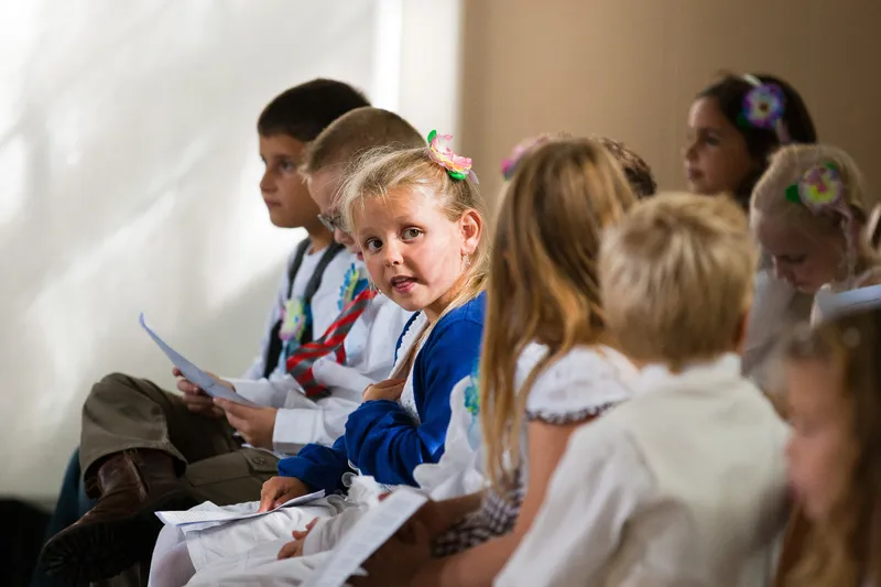 Kinderen in de kerkbanken