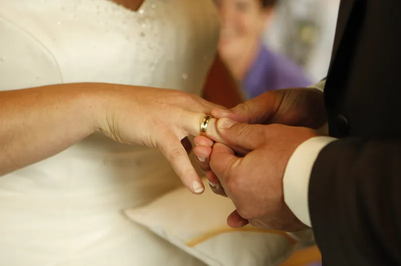 Robert-Jan schuift de ring om de vinger van Yvonne