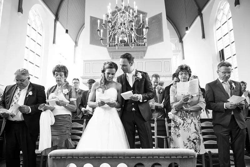 Trudy en Ron in de kerk, in zwart-wit