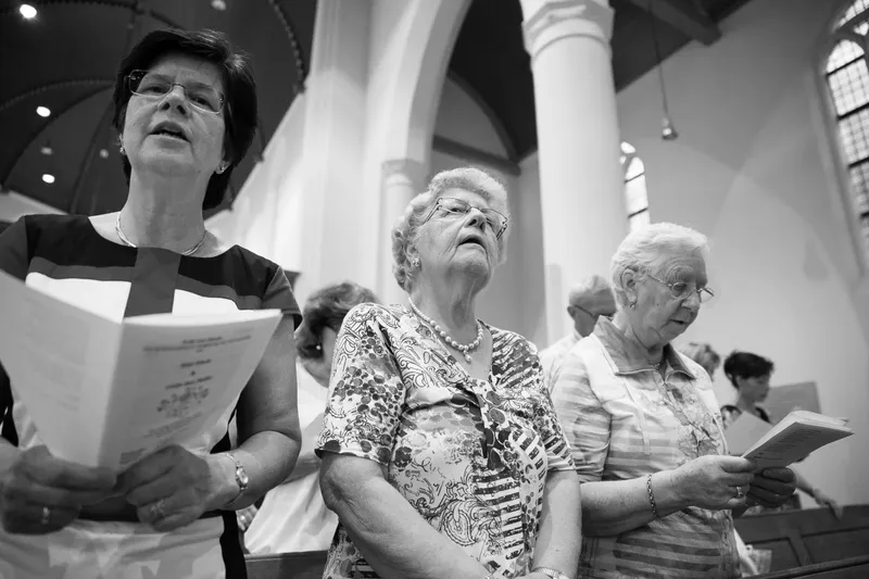 Gasten zingen mee in de kerk