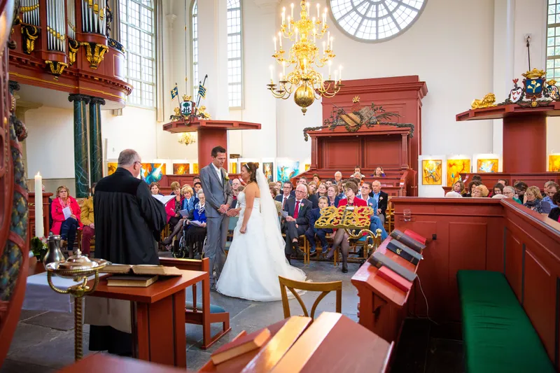 De volle kerk met de preekstoel en het orgel