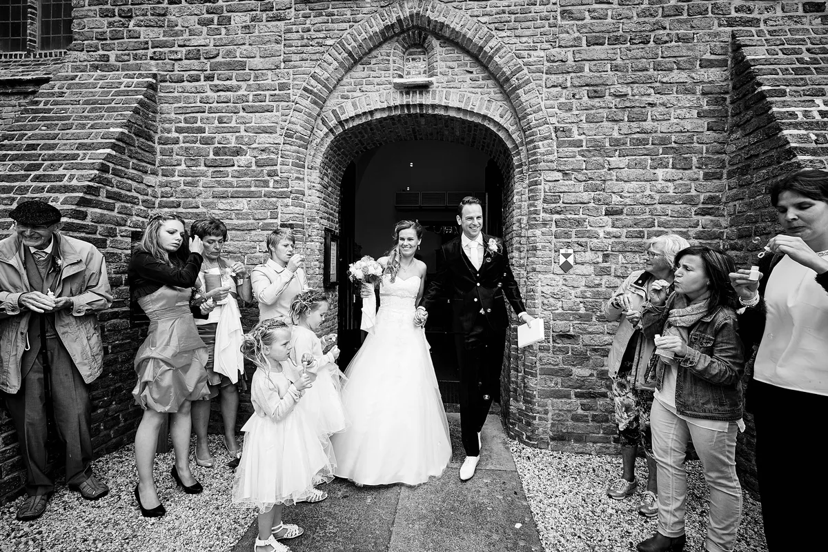 Trudy en Ron komen de kerk uit, in zwart-wit