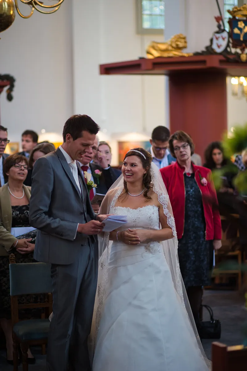 Mark en Annika lopen lachend de kerk uit