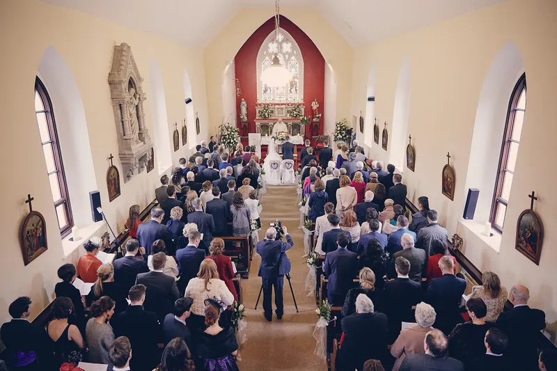 De volle kerk van bovenaf