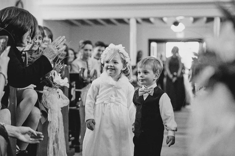 Kinderen in het middenpad van de kerk, in zwart-wit