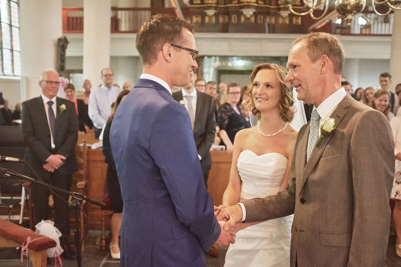 Femke en Arjan in de kerk, met een familielid erbij
