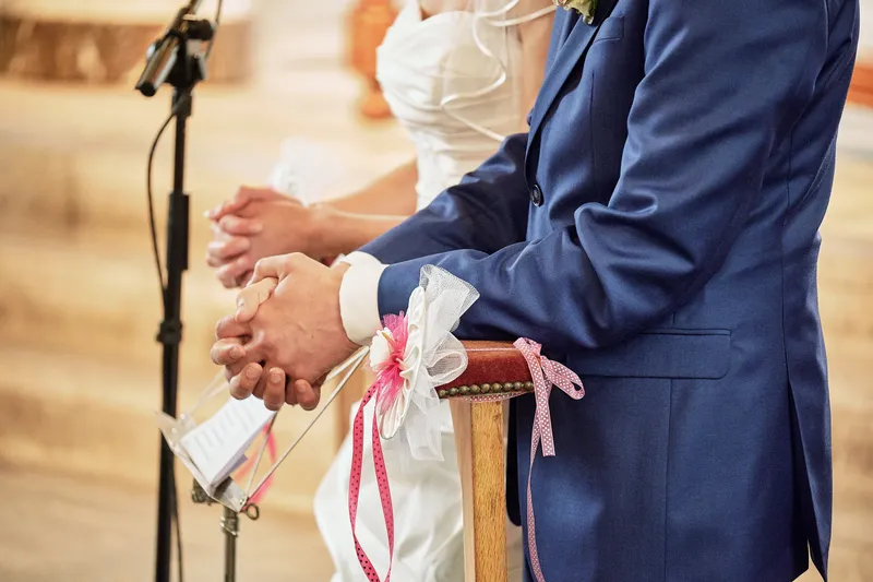 Femke en Arjan houden elkaars handen vast tijdens de ceremonie