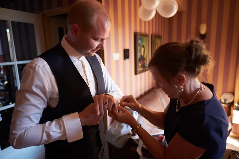 De corsage van Kevin wordt opgespeld