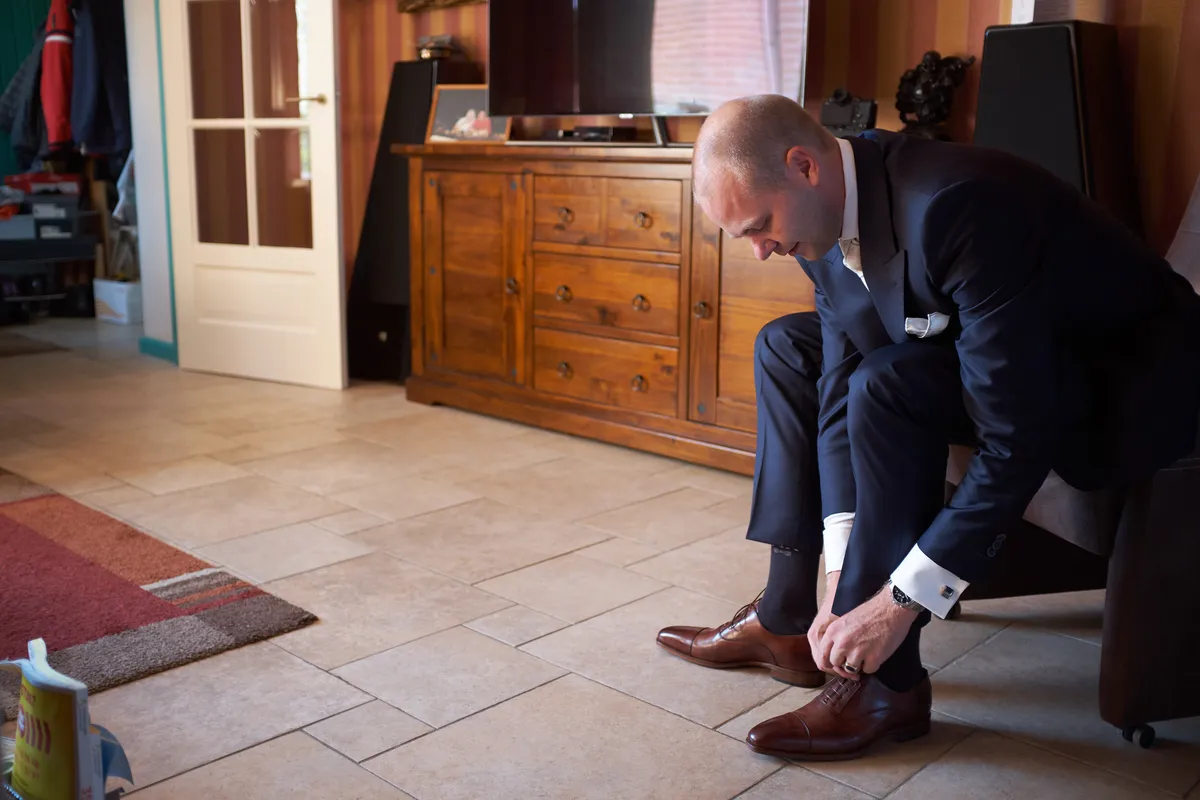 Kevin strikt zijn schoenen in de woonkamer