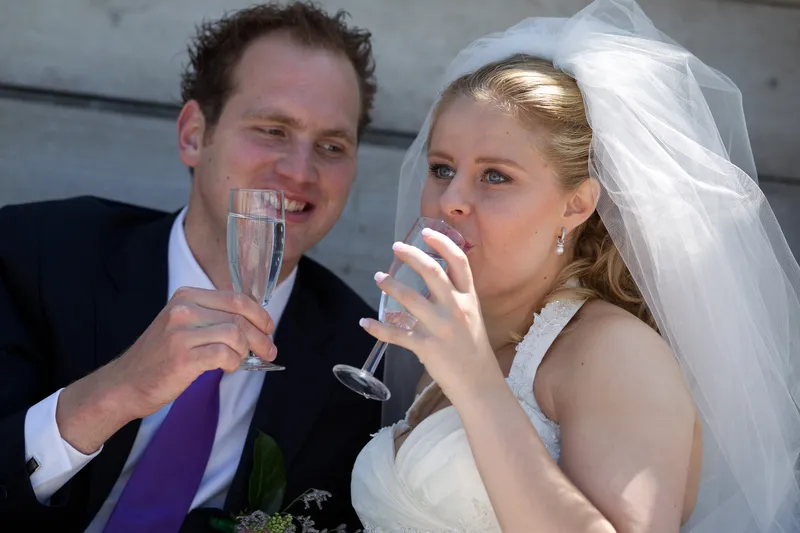 Laurens en Bettiana met champagne op de boulevard