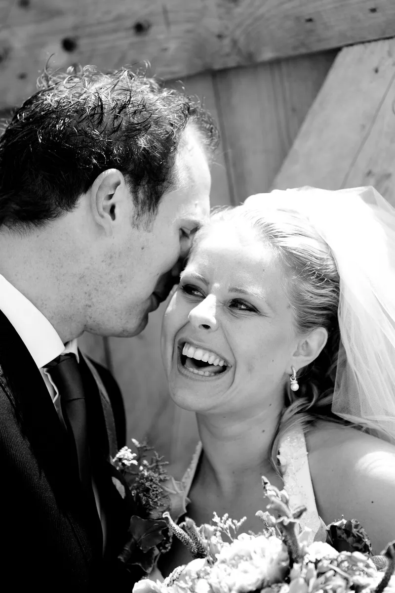Laurens en Bettiana lachen, in zwart-wit
