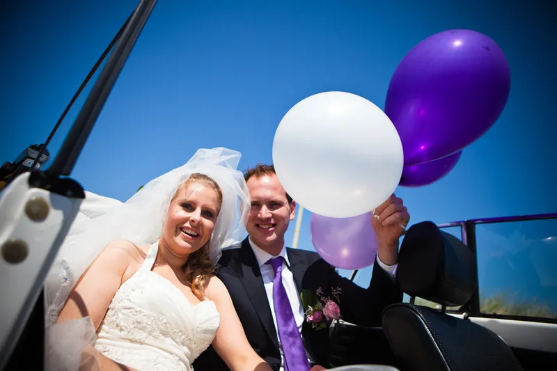Laurens en Bettiana met ballonnen in de Kever