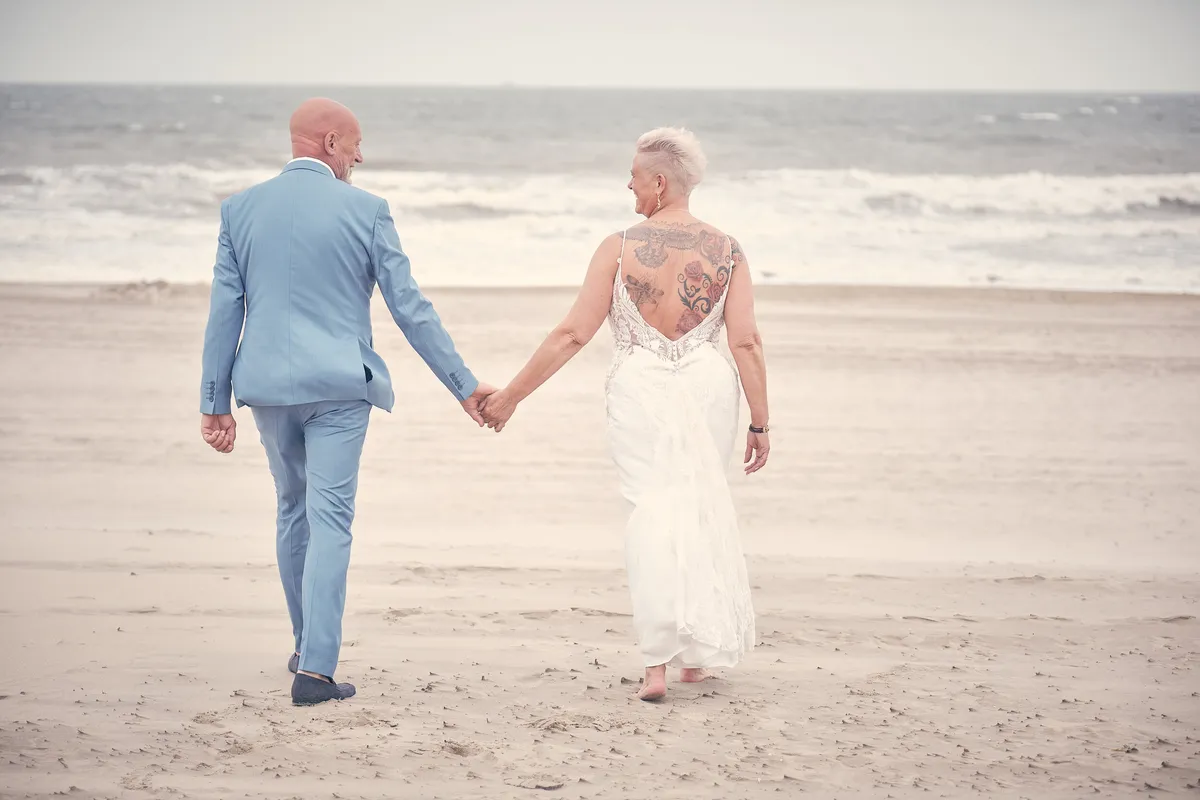 Silvia en Patrick lopen hand in hand over het strand