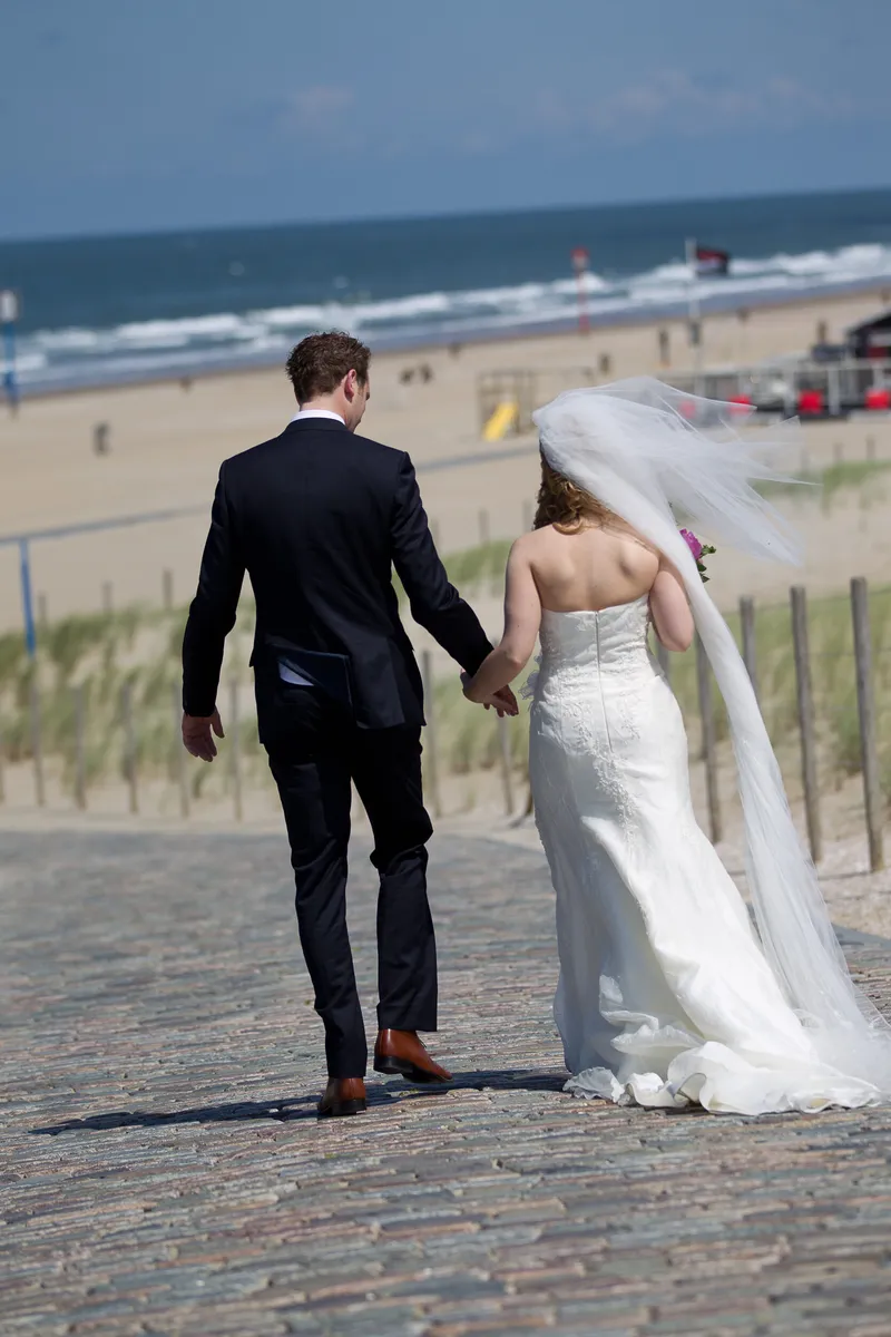 Laurens en Bettiana lopen over het strand van Kijkduin