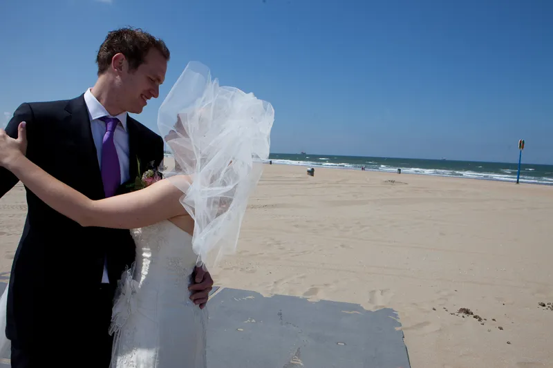 De sluier van Bettiana waait op het strand