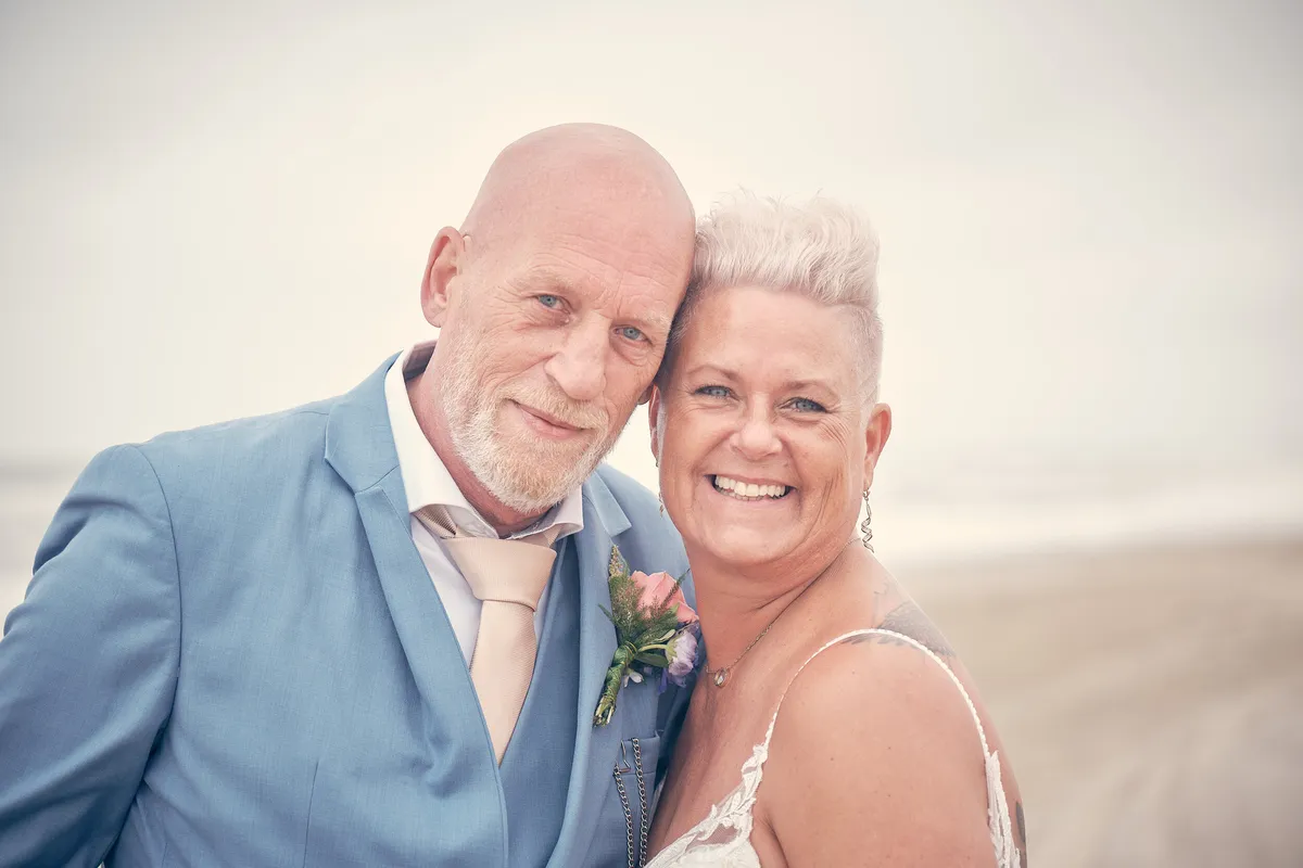 Silvia en Patrick wang aan wang op het strand