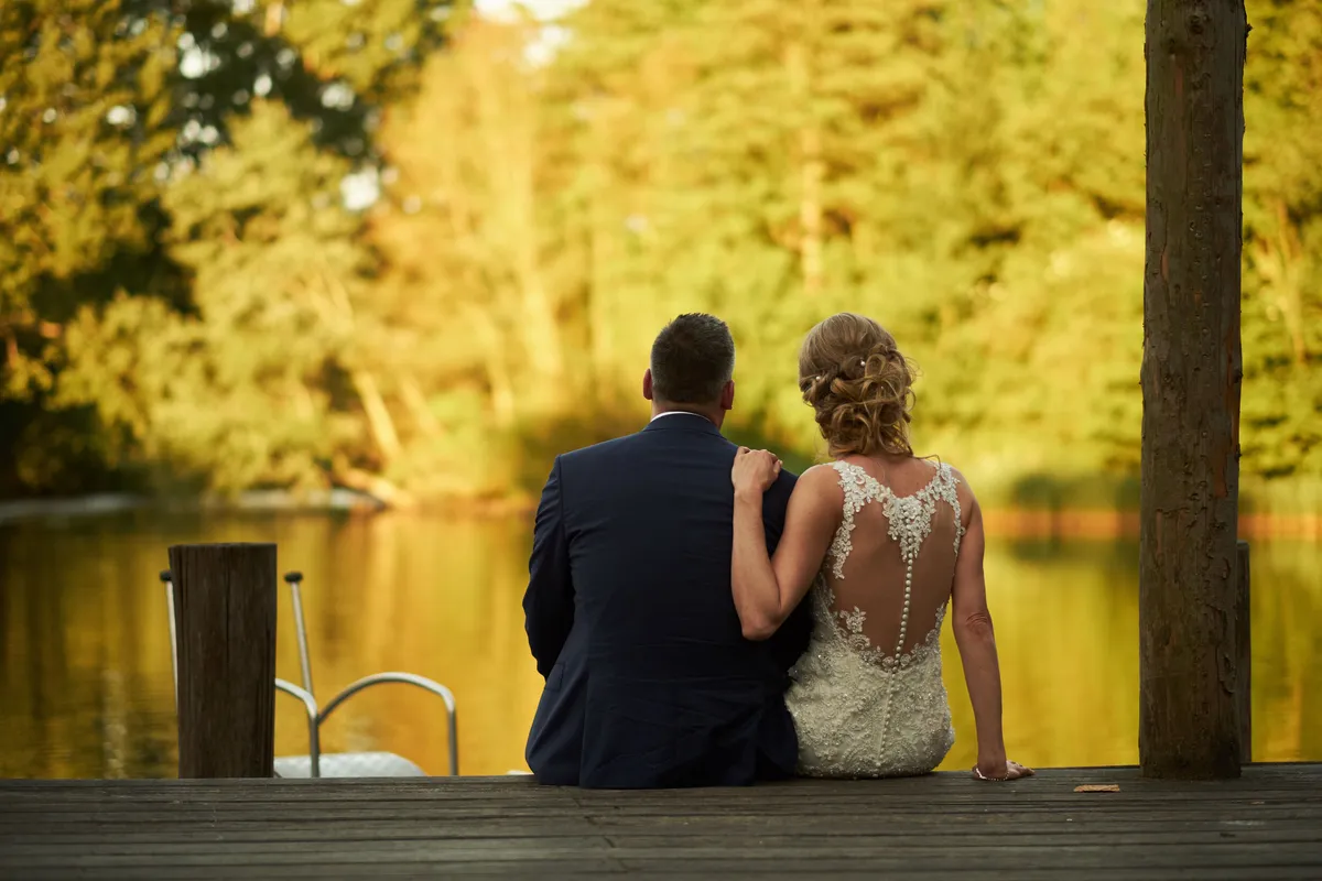 Ingrid en Richard op een steiger aan het water bij Knus, in het gouden avondlicht