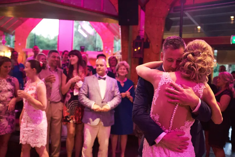 Ingrid en Richard omhelzen elkaar op de dansvloer tussen de gasten