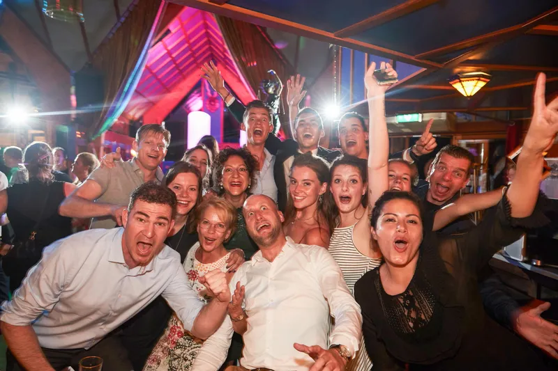 Een groep gasten juicht door de fisheyelens