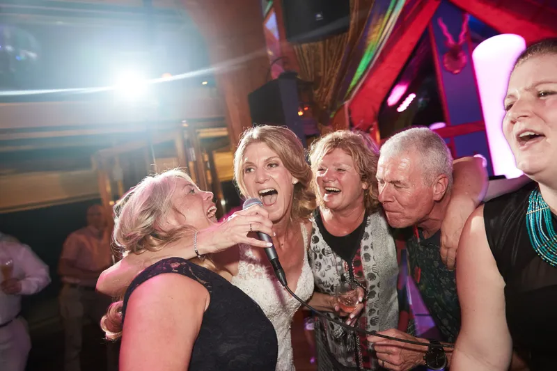 Gasten zingen uit volle borst mee