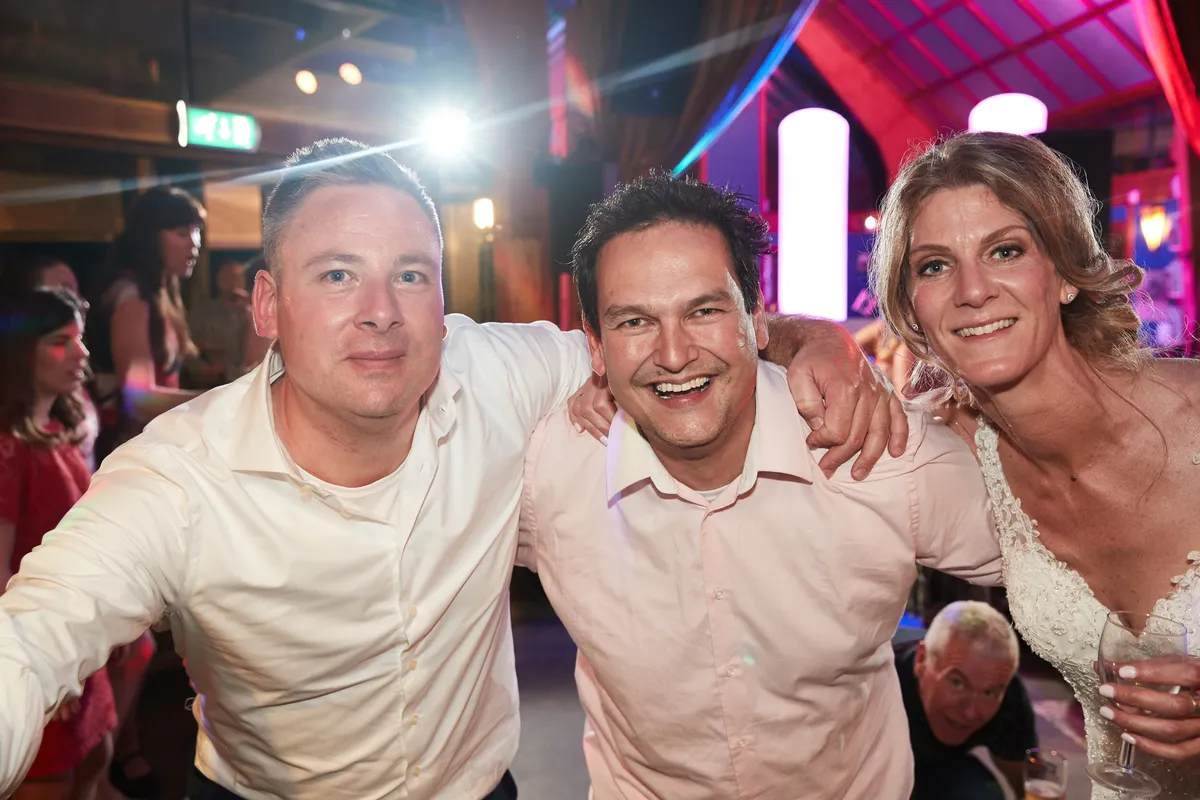 Ingrid met twee vrienden op de dansvloer