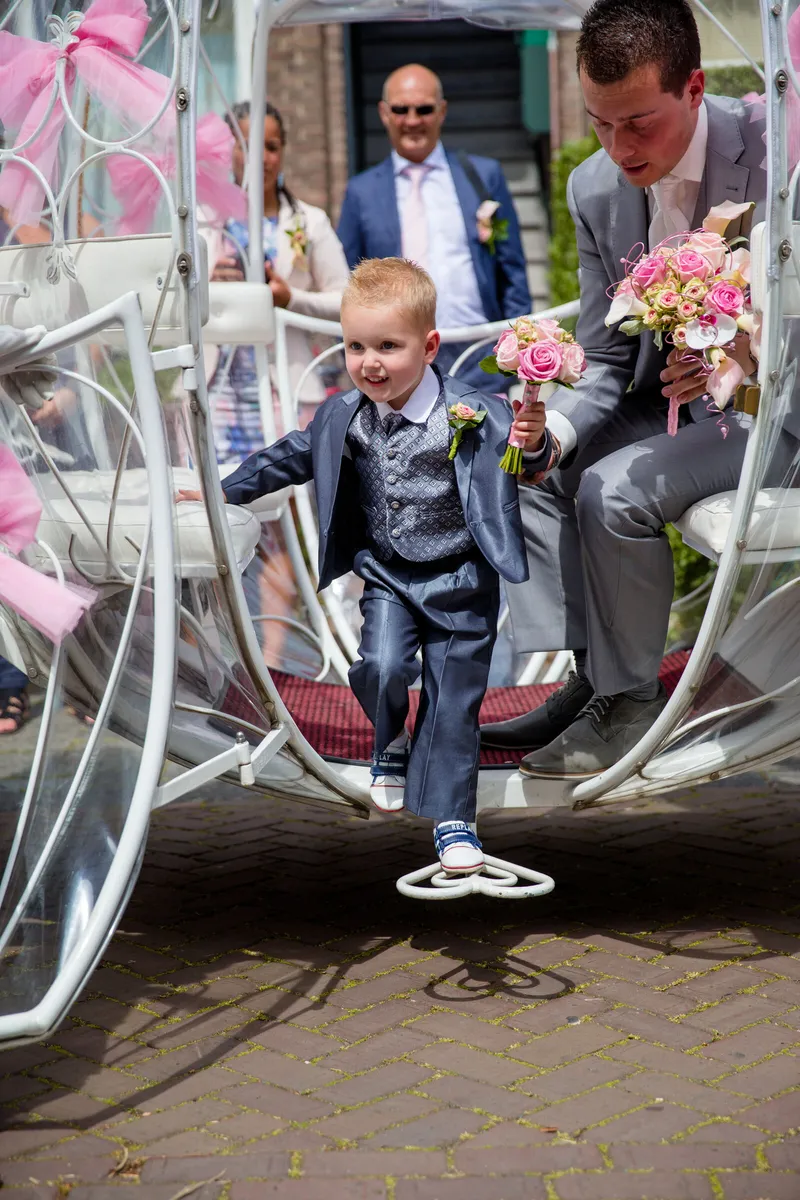 Het neefje stapt uit de witte koets, zwart-wit