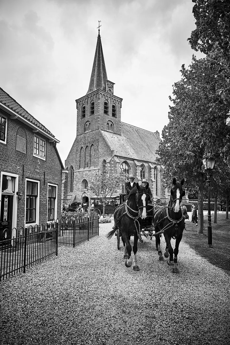 De koets rijdt naar het kerkje in t Woudt, in zwart-wit