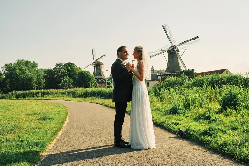 Liad en Wilfried op het pad bij de molens