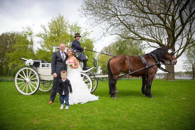 Michelle, Sven en hun zoontje bij de koets en de pony op het gras