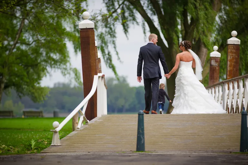 Michelle en Sven lopen hand in hand naar een steiger aan de Kralingse Plas