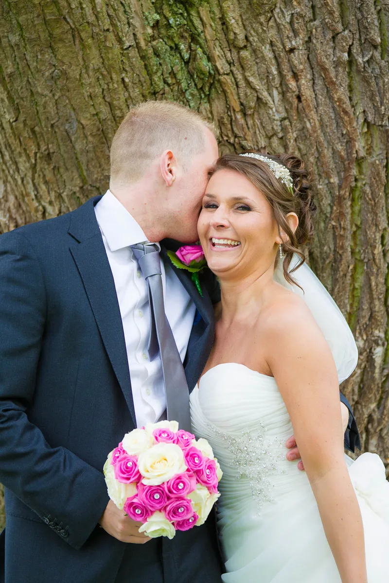 Close-up: Sven drukt een kus op de wang van een lachende Michelle