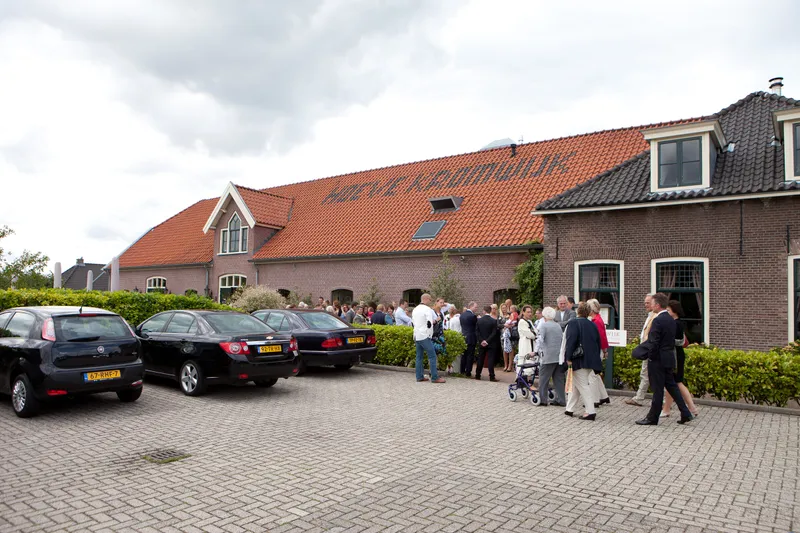 De gasten op het erf voor Hoeve Kromwijk