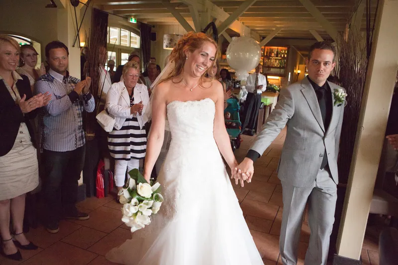 Harrie en Inge lopen hand in hand door de zaal