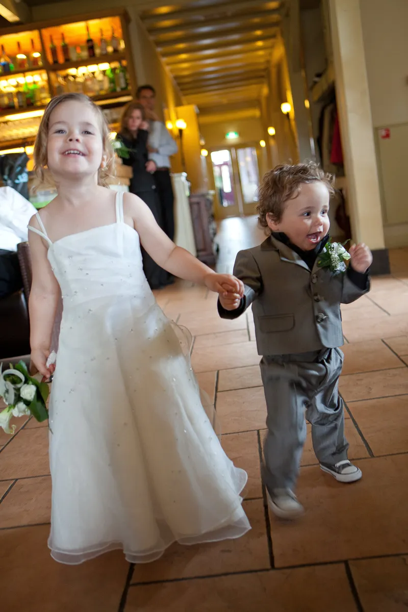 Hun kinderen lopen hand in hand door de zaal