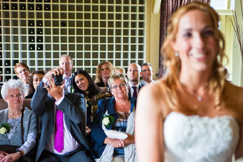 Inge lacht tijdens de ceremonie