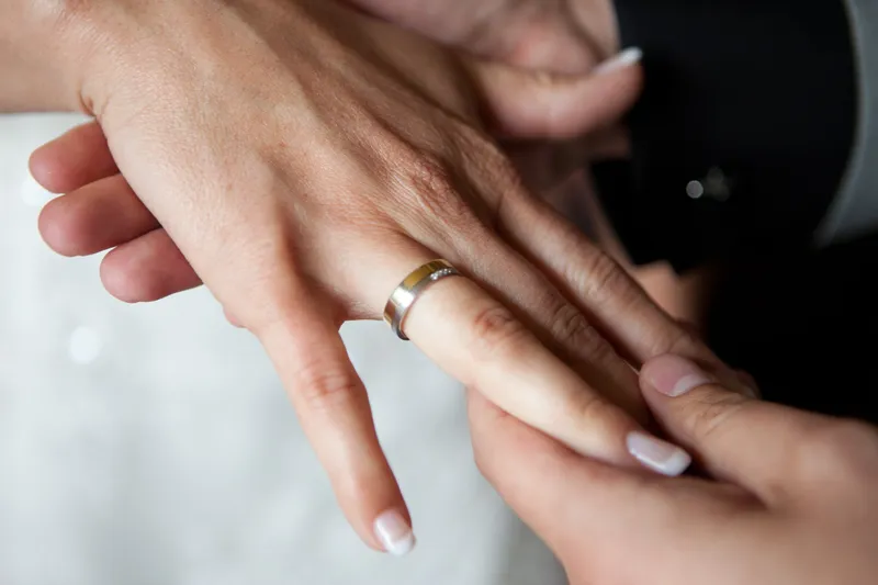 De ring gaat om de vinger