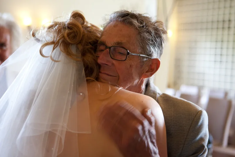 Inge met een oudere gast dicht tegen elkaar