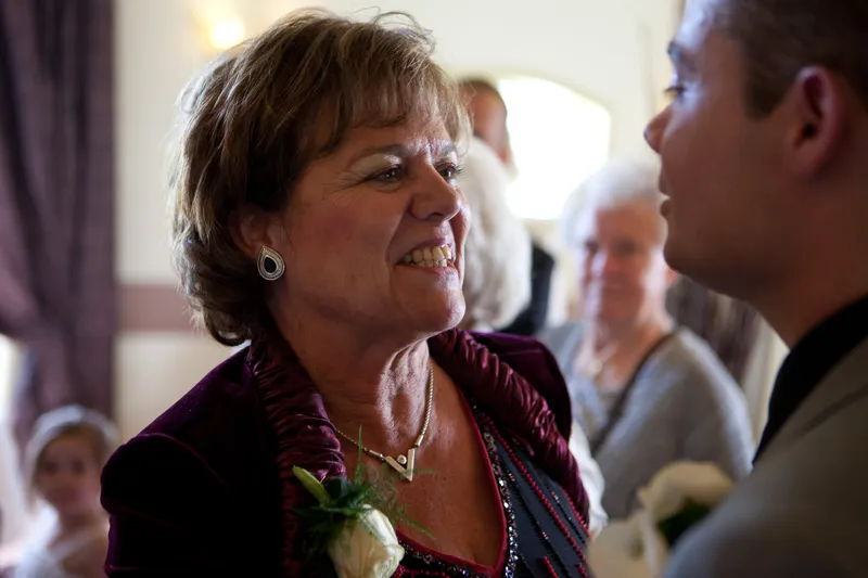 Een gast lacht bij de felicitaties