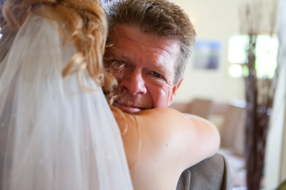 Een gast is ontroerd met zijn hoofd tegen de schouder van Inge