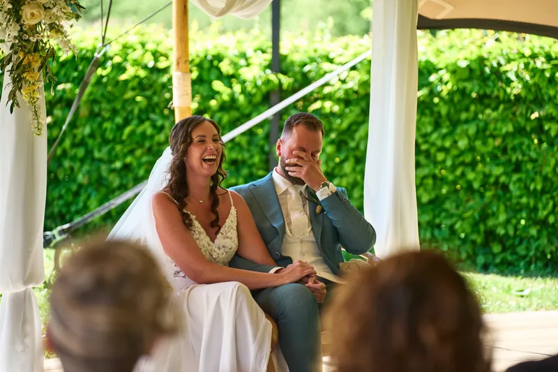 Michelle lacht hardop, Barrie slaat zijn hand voor zijn gezicht